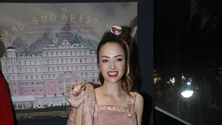 נלי תגר שדדה חנות של סאטן