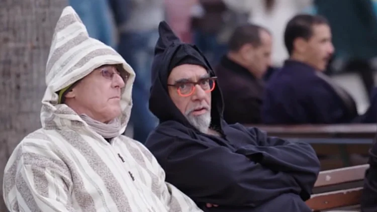 גידי ואהרוני לבושים בכפתן מרוקאי