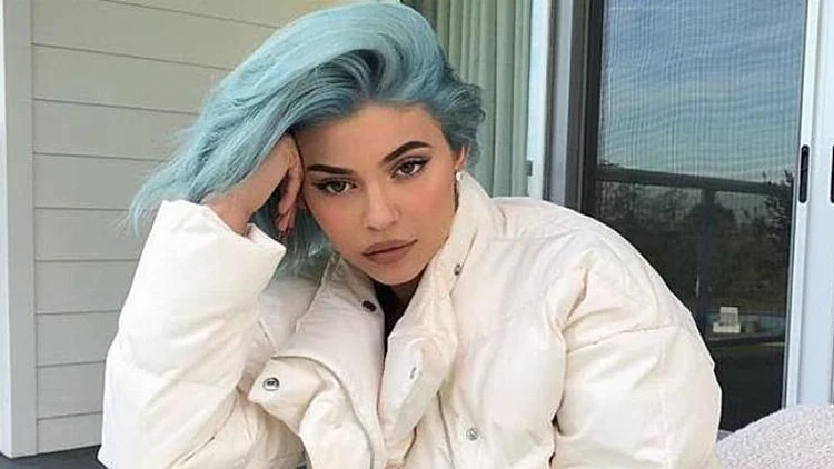 קיילי בביום כחול,