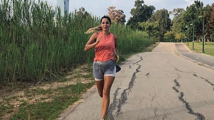 לרוץ בין הכרמים