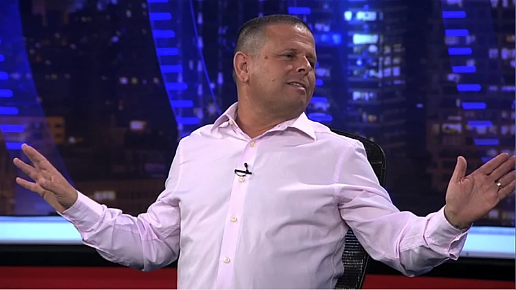 איתן כבל בגב האומה