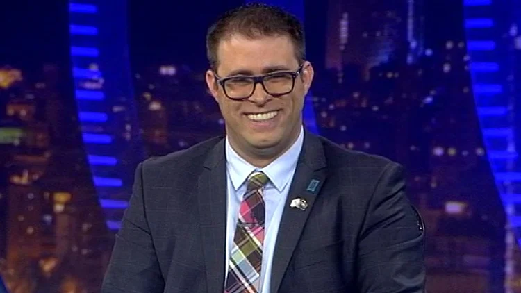 עונה חדשה לתכנית הסאטירה המצליחה של ליאור שליין עם אורנה בנאי, עינב גלילי, עידו רוזנבלום וקובי אריאלי. אורחים מיוחדים: עדי הימלבלוי, דר זוזובסקי, גאיה שליטא כץ וח"כ אורן חזן