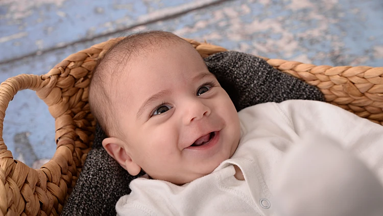 תינוק צוחק