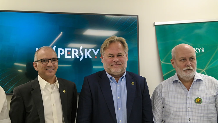 שני מימין: יוג'ין קספרסקי