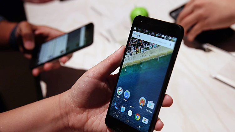 מכשיר נקסוס מוצג בתערוכה של גוגל ועליו מערכת הפעלה אנדרואיד