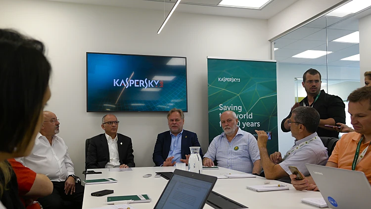 שני מימין: יוג'ין קספרסקי