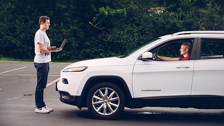 תיעוד מפחיד: האקרים השתלטו על מכונית מרחוק. צפו