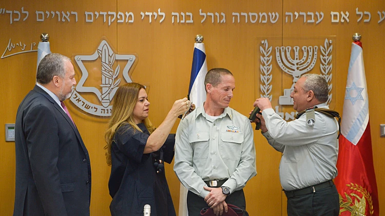 ראש אגף התקשוב הנכנס, אלוף נדב פדן, עם הרמטכ"ל גדי איזנקוט