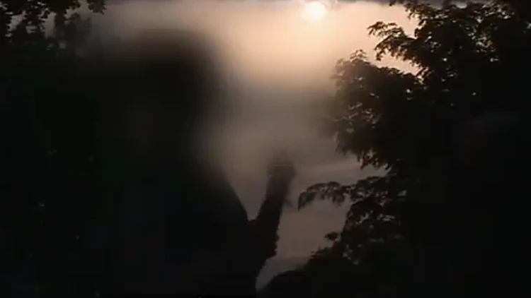 אשה שנסחטה לאחר ששלחה לאשה אחרת תמונות אינטימיות