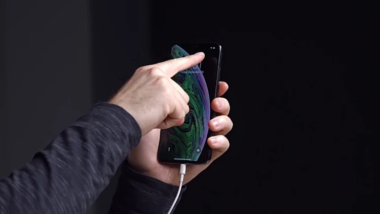 האייפון XS מתחיל ברגל שמאל: דיווחים על בעיות טעינה