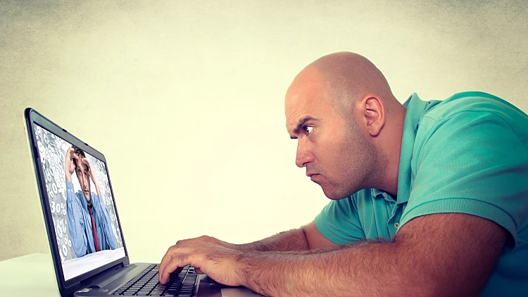 משתמש מחשב עצבני