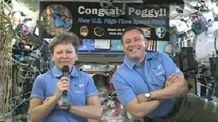 הסבתא ששברה את שיא השהייה בחלל: בגיל 57, היא נמצאת יותר מ-534 ימים מחוץ לכדור הארץ