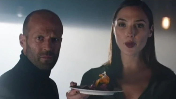 גל גדות וג'ייסון סטיית'ם בפרסומת הסופרבול של WIX