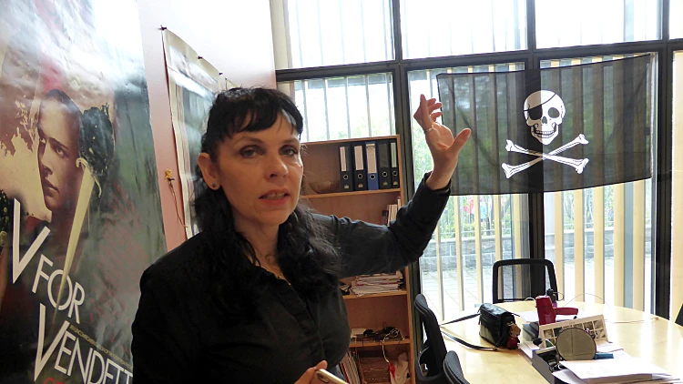 בירגיטה יונסדוטיר, מנהיגת מפלגת הפיראטים באיסלנד