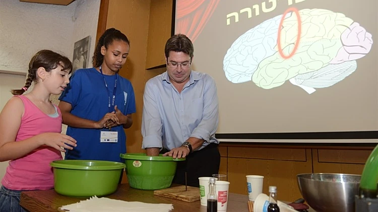 השר אקוניס לוקח חלק בליל המדענים