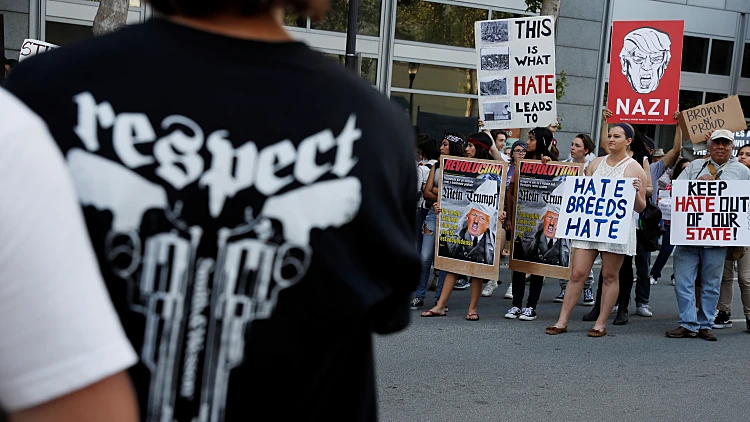 תומכי טראמפ ומתנגדיו מתעמתים בעצרת בחירות בקליפורניה