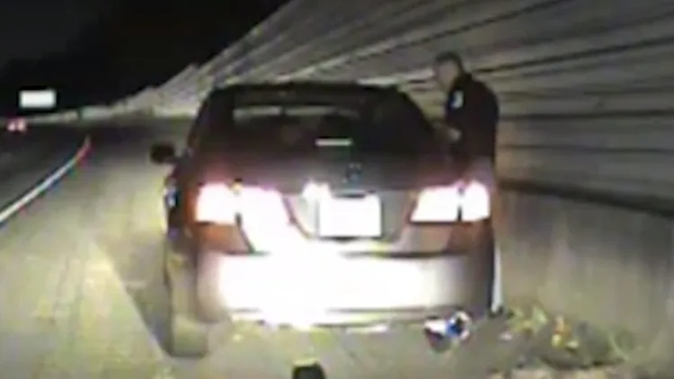 השוטר גרג אבוט אומר לאשה "אנחנו הורגים רק שחורים"