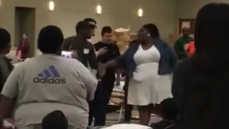 ויקטוריה ווייט ומרקיז טיילר שרים גוספל במקלט למפוני הוריקן הארווי