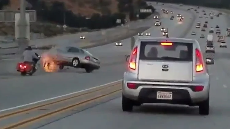 רוכב אופנוע בעט ברכב והוביל לתאונת שרשרת