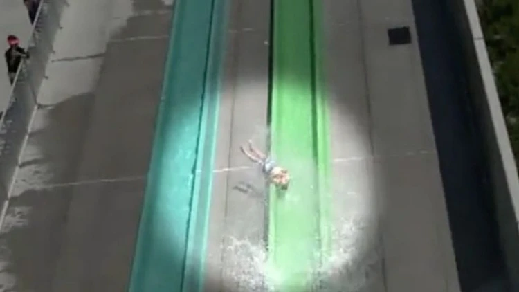 ילד נפל ממגלשת מים