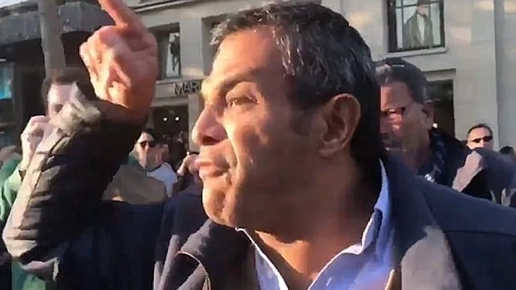 פארוד סמאחי צועק לעבר ראש עירית פאריז