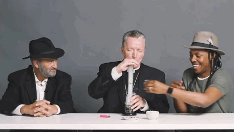 מה קרה כשכומר, רב ואתאיסט התיישבו לעשן מריחואנה?