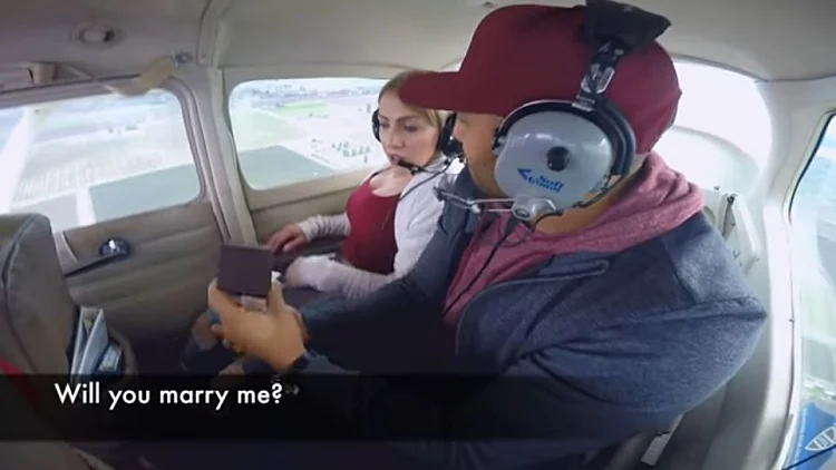 הציע נישואין לחברתו במטוס ואז הדבר הזה קרה