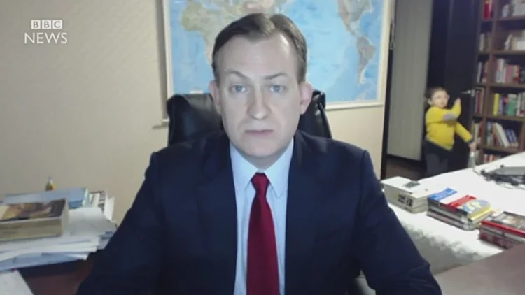 אבא מתראיין והילדים משתוללים ברקע