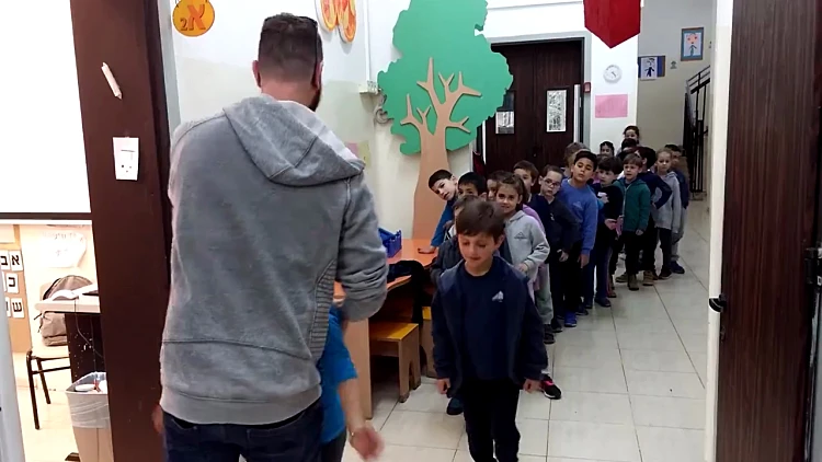 המורה Roy Geckt מקבל בכל בוקר את פניהם של תלמידי כיתתו א-2 בבי"ס