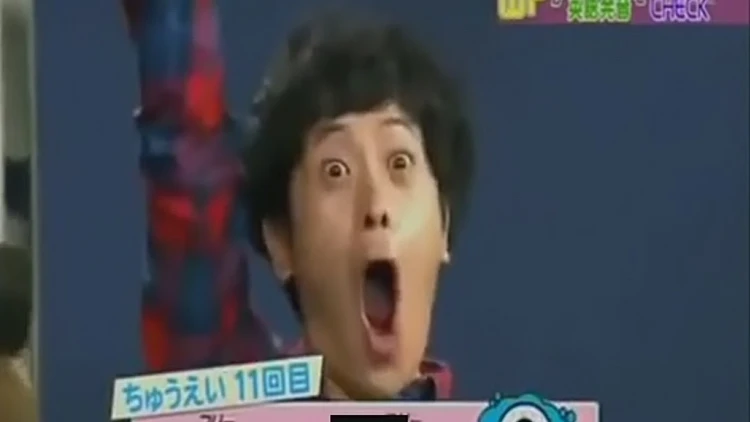 יפני שמנסה לדבר עם סירי בשעשועון טלוויזיה