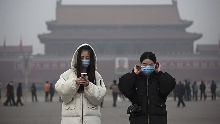 סינים בבייג'ינג תחת ערפיח כבד