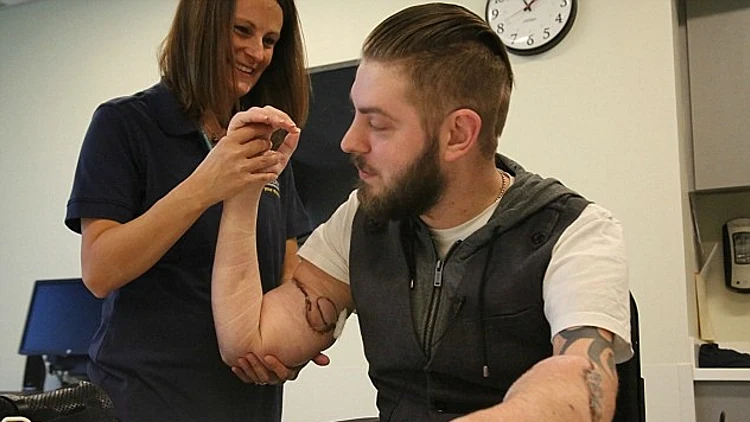 חייל מארינס שאיבד את גפיו, קיבל זוג ידיים חדש בניתוח מהפכני