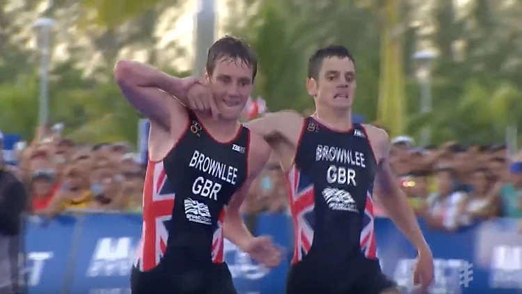 האחים בראוונלי חוצים את קו הסיום