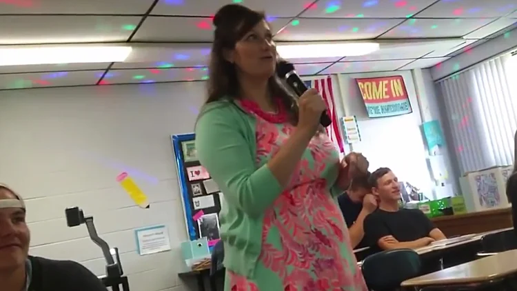 מורה בתיכון אמריקני שעשתה גרסאות כיסוי לשירים לתלמידיה