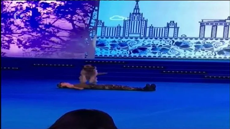 כלב מבצע החייאה בתערוכת כלבים במוסקבה