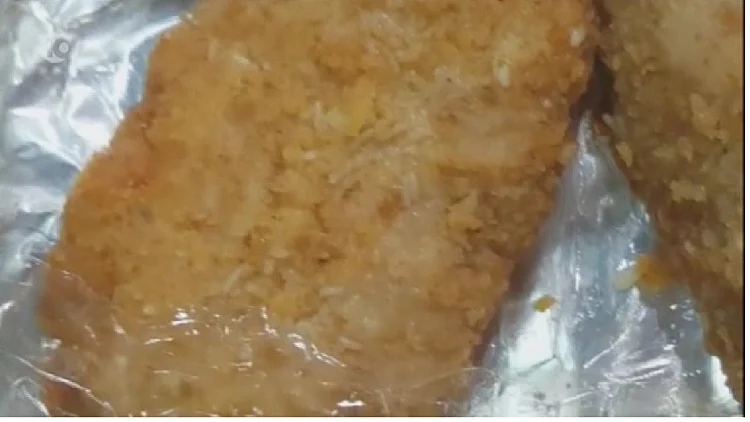 שניצלים בהם הופיעו לכאורה רימות תולעים