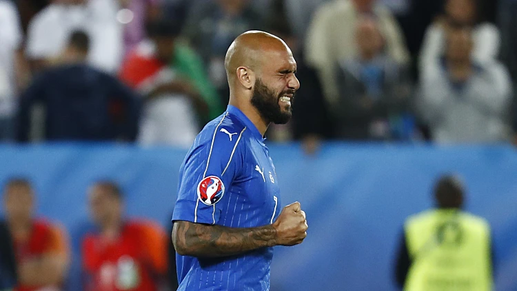 סימונה זאזה, שחקן נבחרת איטליה בכדורגל, לאחר החטאת פנדל ביורו 2016