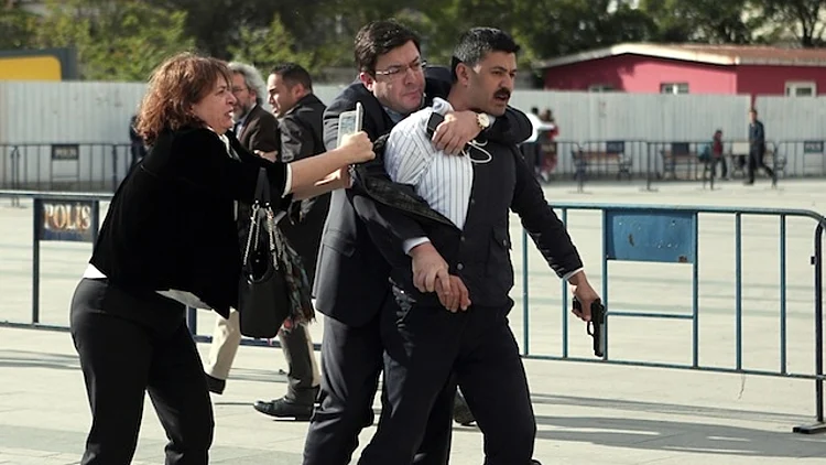 אישה מגוננת על בעלה