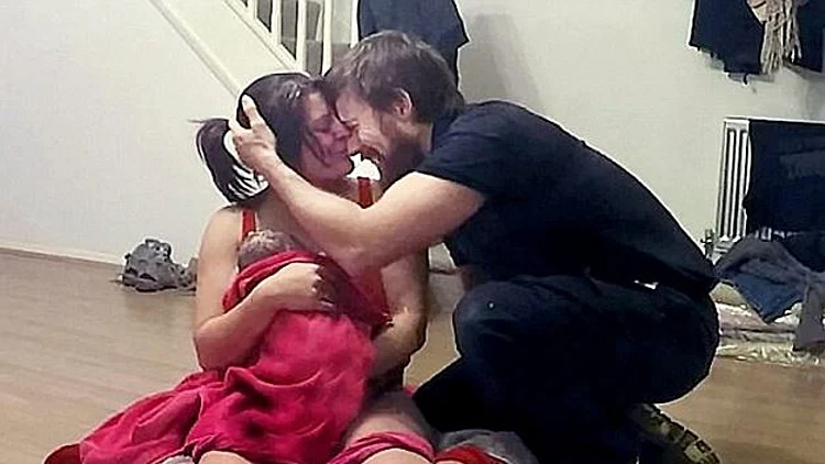 ילדה בסלון ביתה