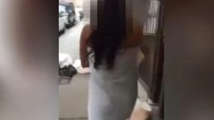 תפס את אשתו בוגדת והכריח אותה לצעוד ערומה ברחוב