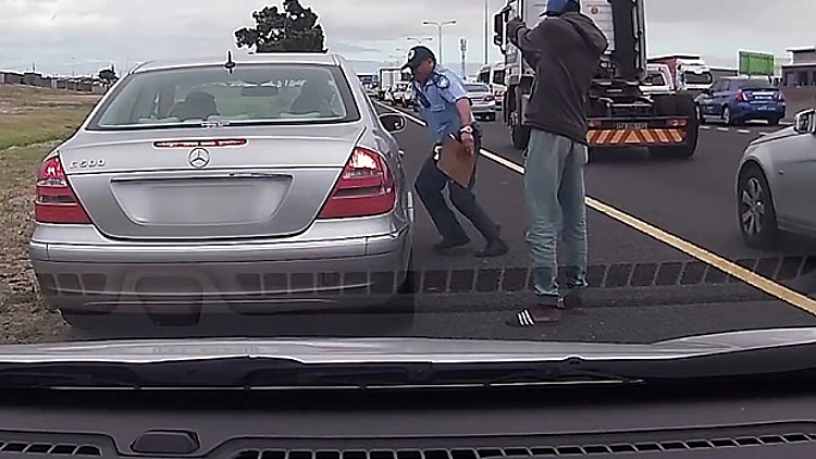 השוטר הזה נורה בגבו תוך כדי כתיבת דוח ולא תאמינו מה קורה אחר כך