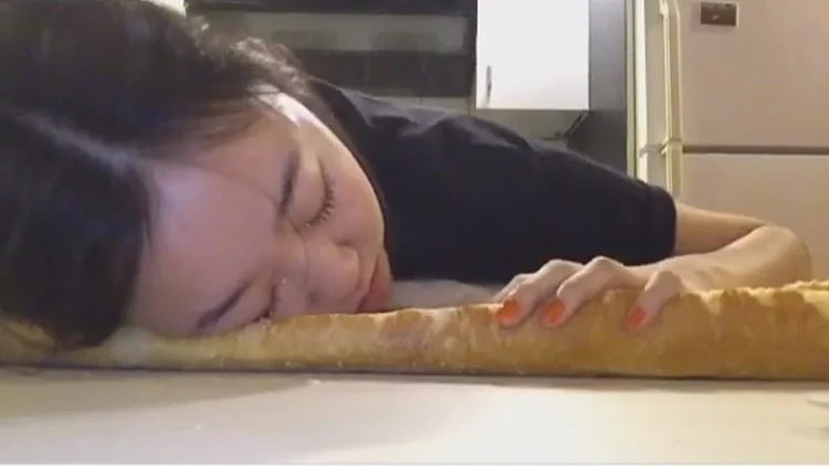 חלת נפש: האישה שמתמזמזת עם לחמים