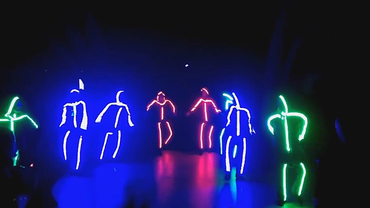 החבורה עובדת על חליפות הלדים- חודשיים לפני החתונה