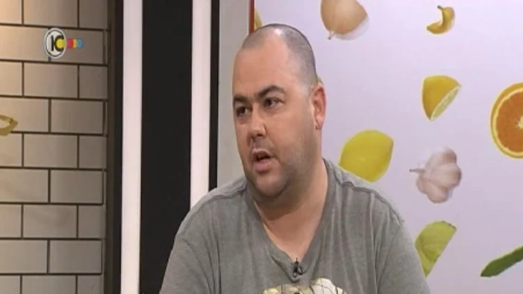 לירן חולצה אפורה