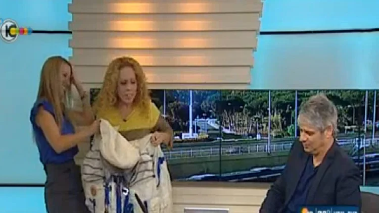 אורלי מודדת חליפת חלל