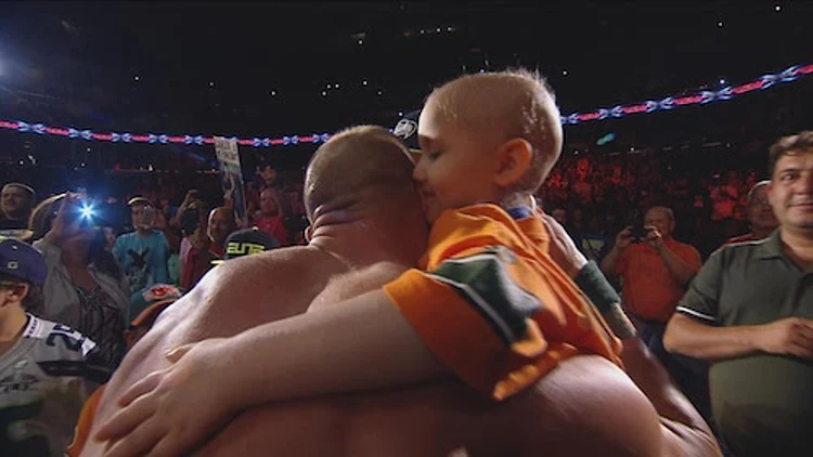 ג'ון סינה וקארה מתחבקים