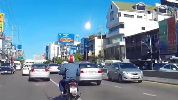 מטאור מעל שמי בנגקוק