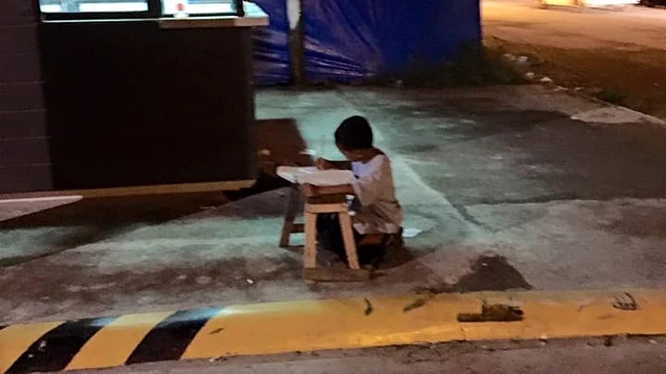 תמונת הילד שהכין שעורים מחוץ למקדונלדס