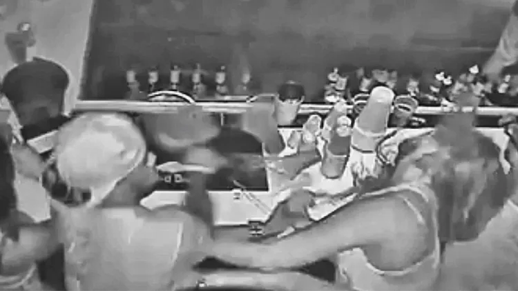 כוכב הפוטבול שהכניס אגרוף לאישה על הבר