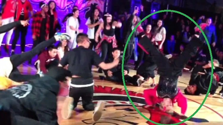 בת 60 קורעת את הרחבה